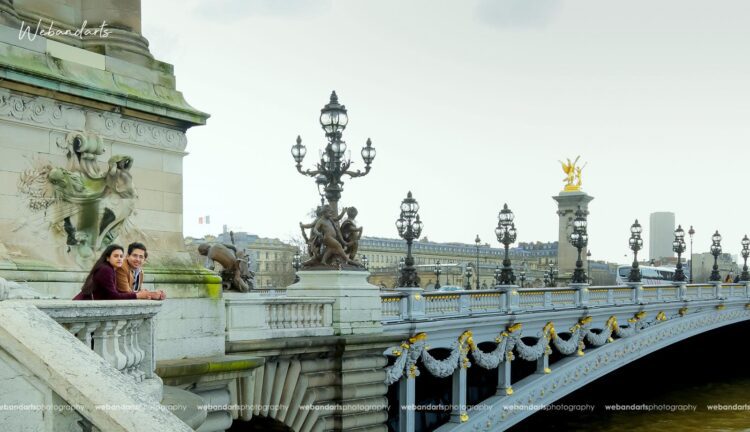 USA couple at paris outdoor photoshoot